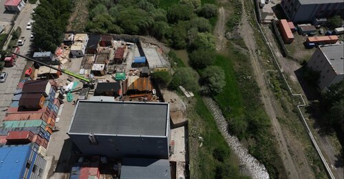 Дунд голын голдиролыг хааж барьсан барилга, байгууламжийг буулгаж байна